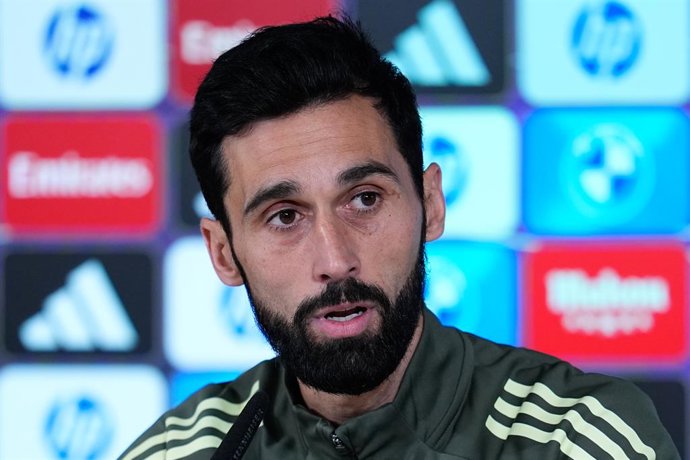 Álvaro Arbeloa, treinador principal do Real Madrid, participa de coletiva de imprensa durante o dia de treino do Real Madrid antes da partida da Liga Espanhola, LaLiga EA Sports, contra o Rayo Vallecano, na Ciudad Deportiva Real Madrid, em 31 de janeiro d
