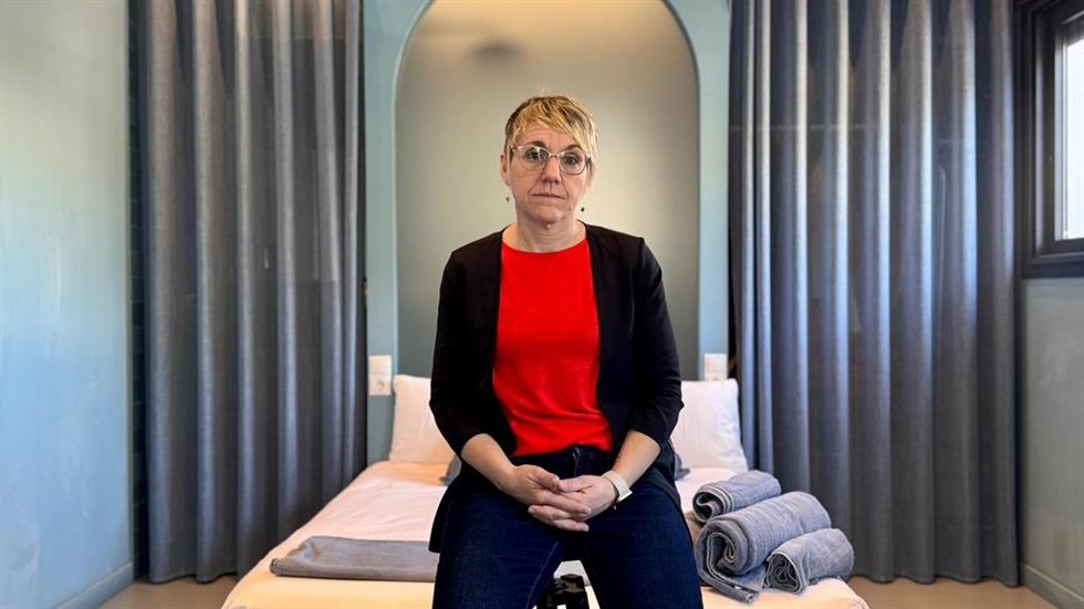 La portavoz de Compromís en el Ayuntamiento de Valncia, Papi Robles, en uno de los apartamentos que aparece en el listado facilitado por el consistorio como clausurado.