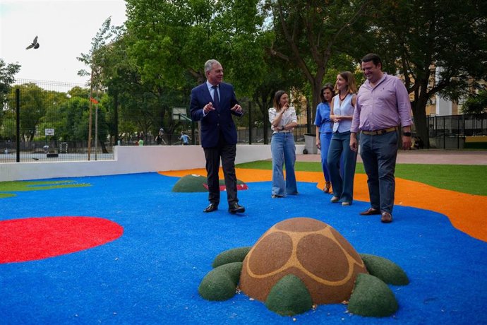 Archivo - Sevilla.-Sanz visita CEIP Aníbal González para anunciar la reforma de los baños, los terceros más antiguos de Sevilla