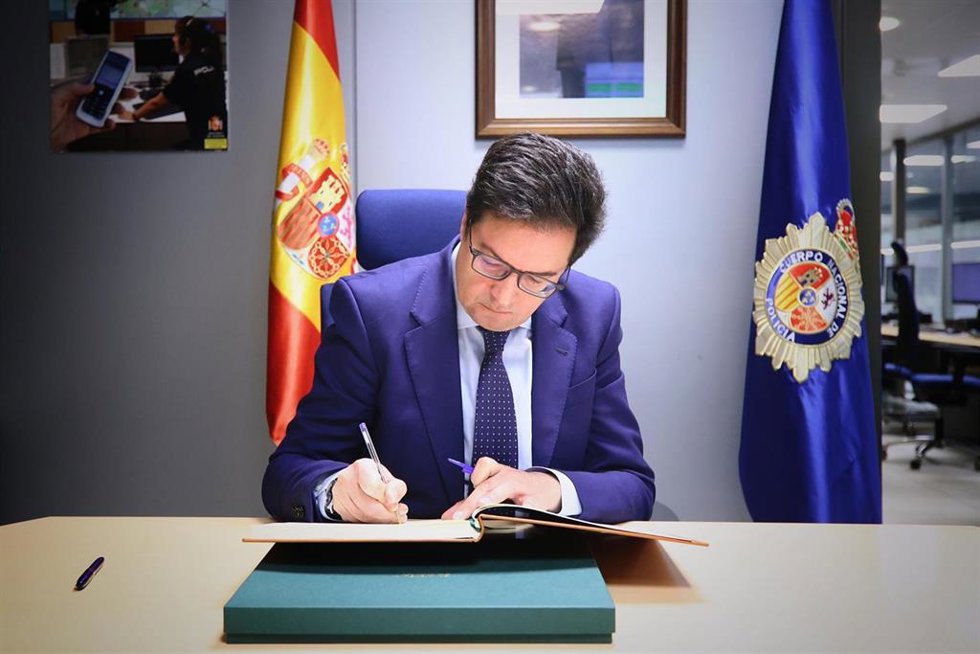El ministro para la Transformación Digital y de la Función Pública, Óscar López, visita el Centro de Proceso de Datos (CPD) de la Agencia Estatal de Administración Digital (AEAD) ubicado en el complejo de la policía nacional de El Escorial