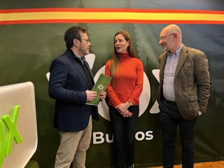 Fuster con la número dos de Vox por Burgos, Marta Alegría, y el cabeza de lista, Iñaki Sicilia.
