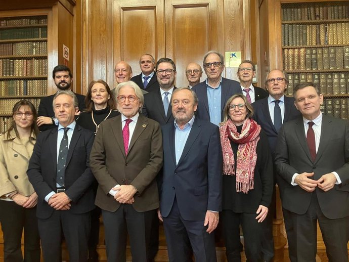 Los representantes de las entidades que conforman la comisión.