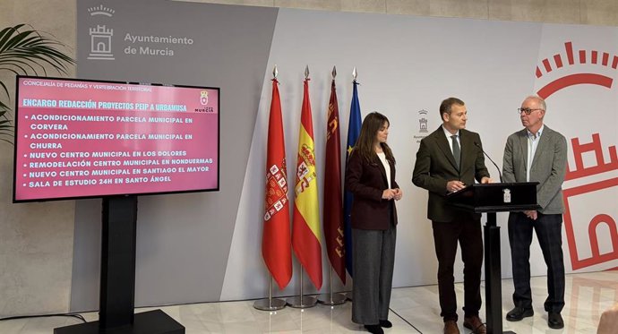 El concejal Marco Antonio Fernández, acompañado de los ediles Rebeca Pérez y Antonio Navarro