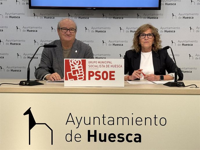 La portavoz del PSOE en el Ayuntamiento de Huesca, Silvia Salazar, y el viceportavoz, José María Romance.