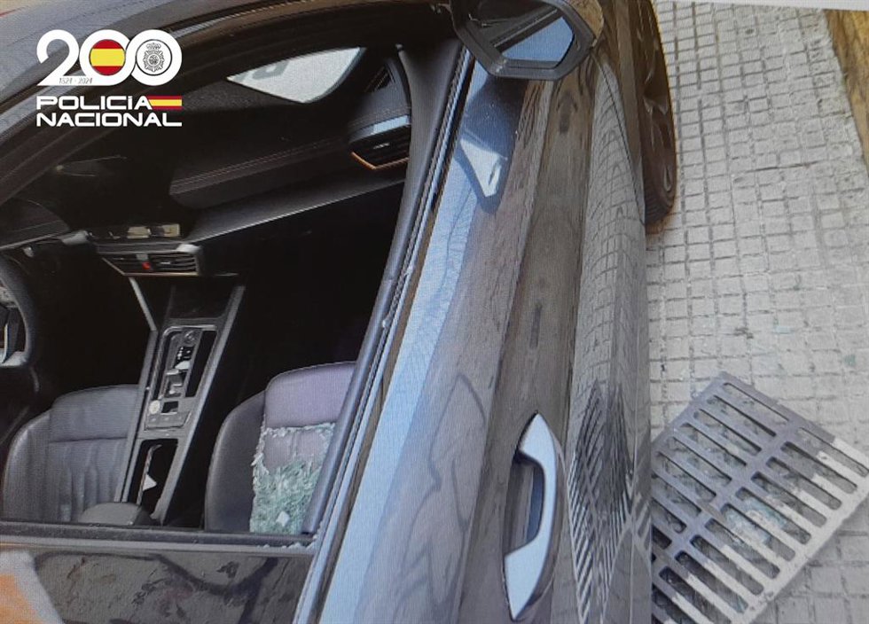 Coche con la ventana rota forzado por un robo.