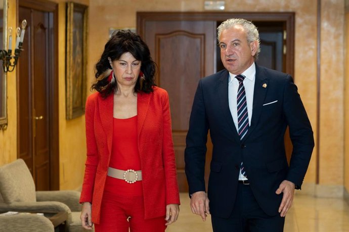 La ministra de Igualdad, Ana Redondo, junto al delegado del Gobierno en Castilla y León, Nicanor Sen, tras una reunión para analizar la violencia de género en la Comunidad.