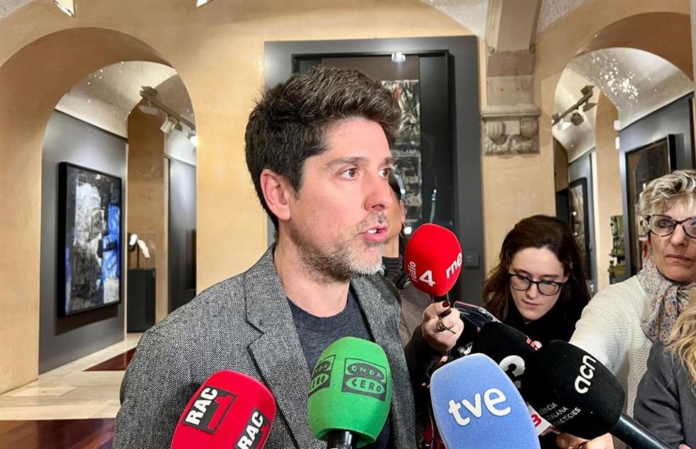 El portavoz de los Comuns en el Parlament, David Cid, en una atención a los medios en el Palau de la Generalitat