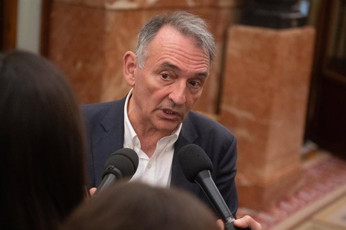 Archivo - El diputado de Sumar, Enrique Santiago, durante una sesión plenaria en el Congreso, a 11 de diciembre de 2025, en Madrid (España). (Foto de archivo).