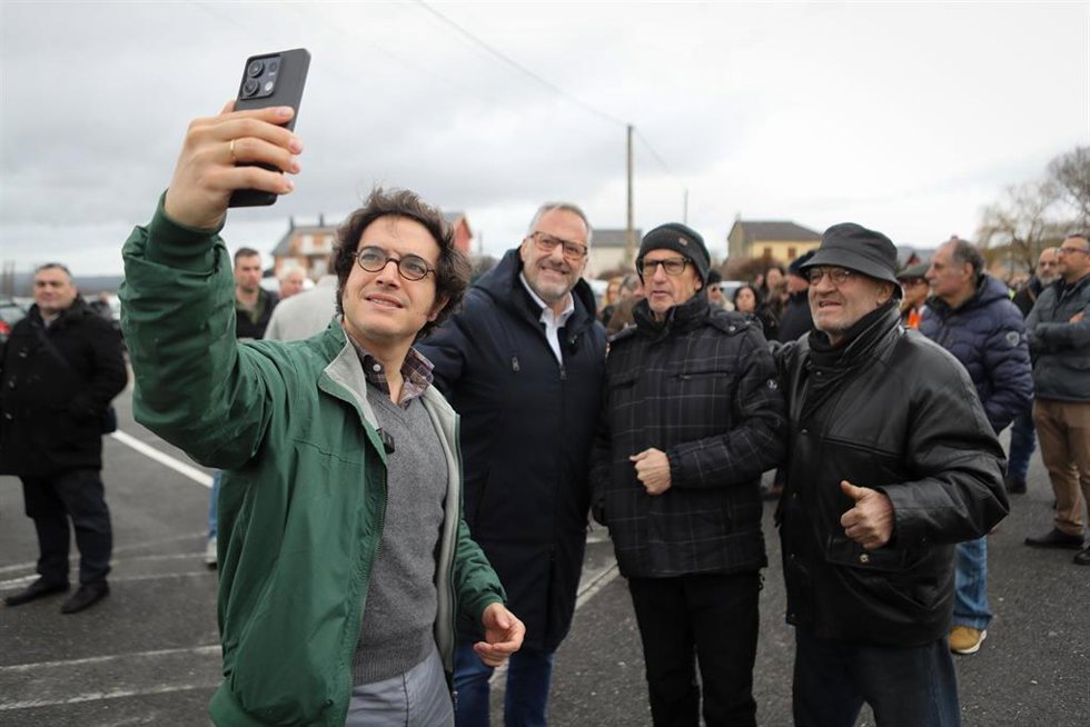 El candidato de Vox a la Presidencia de la Junta de Castilla y León, Carlos Pollan, y el diputado de Vox, José María Figaredo ofrecen declaraciones a los medios a 12 de febrero de 2026, en Cubillos de Sil. Archivo.