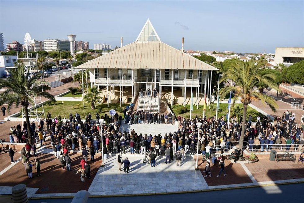 Imágenes de los cinco minutos de silencio convocado por el Ayuntamiento de Punta Umbría (Huelva) en memoria de las personas fallecidas en el accidente de tren de Adamuz.
