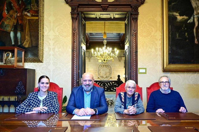 El alcalde de Palma, Jaime Martínez, firma la compra de Ca ses Monges para destinarlo al futuro centro de día de Sant Jordi.