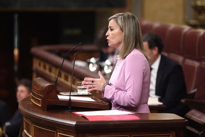 Archivo - La diputada del grupo parlamentario de Sumar, Verónica Martínez Barbero, durante una sesión de control al Gobierno, en el Congreso de los Diputados, a 12 de noviembre de 2025, en Madrid (España).