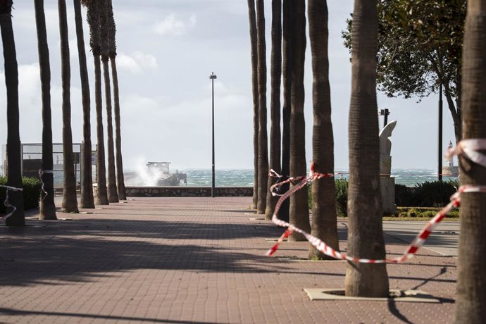 Imagens dos fortes ventos provocados pela tempestade Leonardo. Em 5 de fevereiro de 2026, em Almería, Espanha. A Câmara Municipal de Almería ativou, a partir das 00h00 desta quinta-feira, o Plano Municipal de Emergências em Situação Operativa 1, face ao t