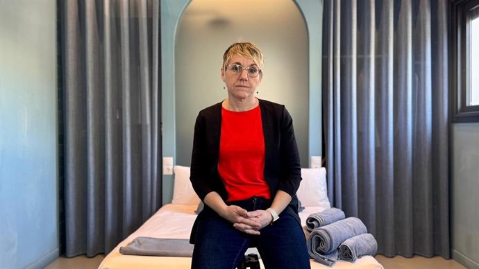 La portaveu de Compromís en l'Ajuntament de València, Papi Robles, en un dels apartaments que apareix en el llistat facilitat pel consistori com clausurat.