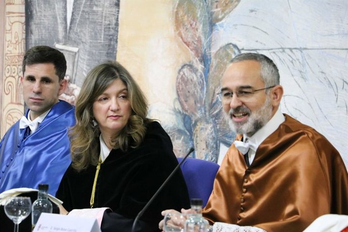 El científico César de la Fuente Núñez (izquierda) y el ingeniero Sergio Boixo (derecha), junto a la rectora de la ULE, Nuria González, durante el acto de su investidura como doctores Honoris Causa de la Universida de León.