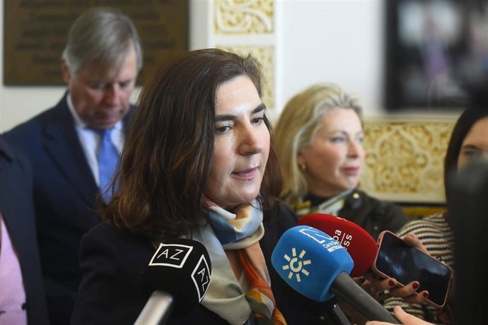 La consejera de Empleo, Empresa y Trabajo Autónomo, Rocío Blanco, en una visita al Centro Comercial Abierto Torremolinos Abierto