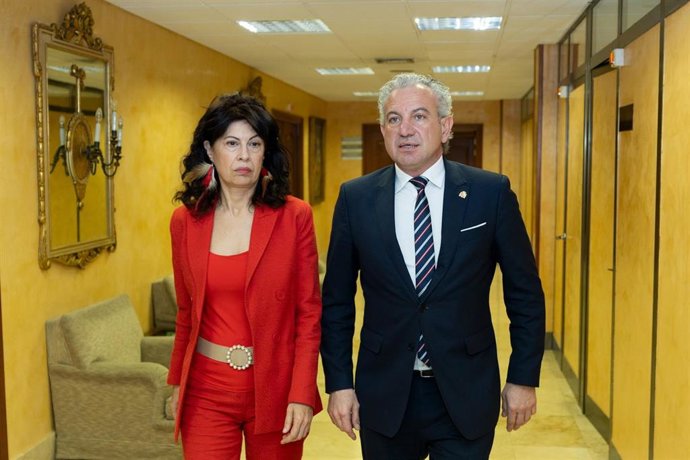 La ministra de Igualdad, Ana Redondo, junto al delegado del Gobierno en Castilla y León, Nicanor Sen, tras una reunión en Valladolid para abordar la situación de la violencia de género.