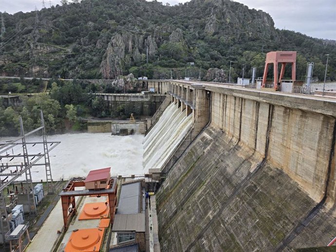 Presa de García Sola desembalsando.