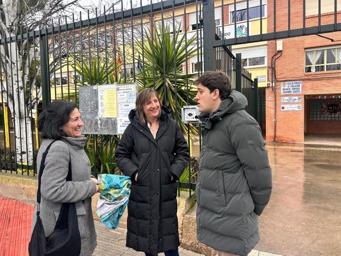 La portavoz del grupo municipal del PSOE en el Ayuntamiento de Zaragoza, Lola Ranera, y el concejal socialista, Guillerno Ortiz, delante del colegio Jerónimo Zurita