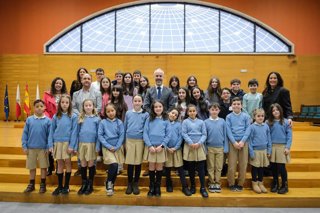 El consejero de Educación, Sergio Silva, entrega los premios del concurso por el Día de las Letras de Cantabria