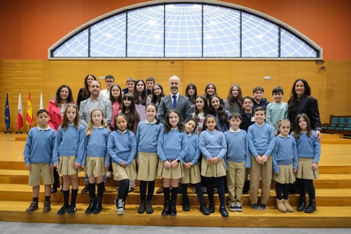 El consejero de Educación, Sergio Silva, entrega los premios del concurso por el Día de las Letras de Cantabria