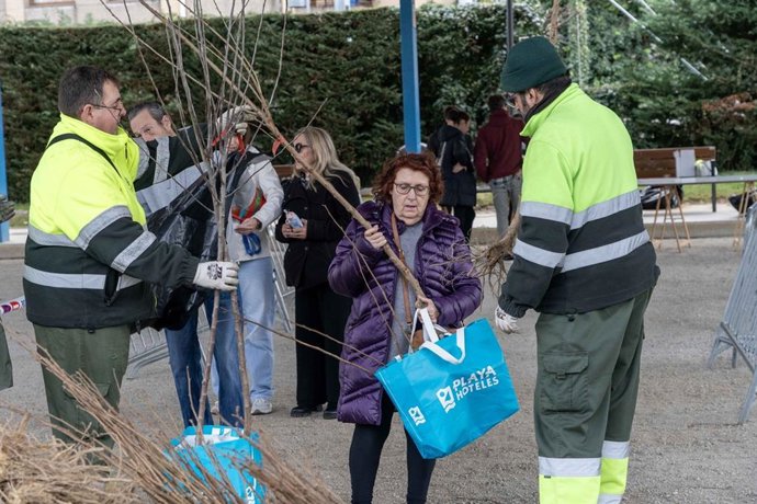 Reparto árboles en la 33 Campaña de Repoblación Forestal.