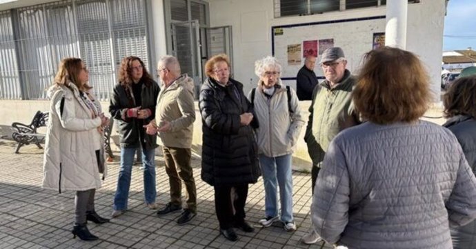 La parlamentaria andaluza por el PSOE de Huelva, Susana Rivas, junto a la secretaria general del PSOE de Beas, Rosa Tirador, a las puertas del centro de salud del municipio.