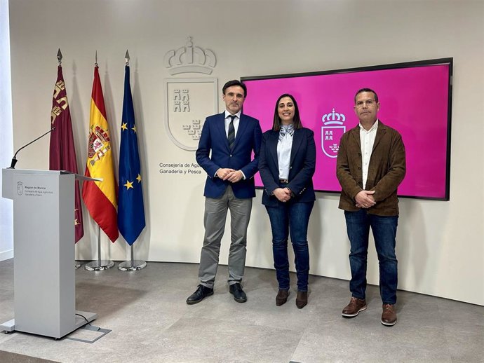 La consejera Sara Rubira y el consejero Jorge García Montoro, durante la reunión mantenida con representantes de las Cofradías de Pescadores de la Región de Murcia