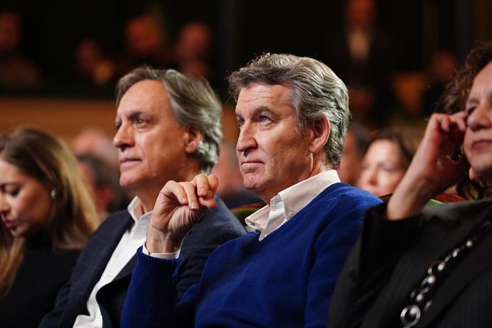 O presidente do PP, Alberto Núñez Feijóo (à direita), acompanhado pelo prefeito de Salamanca, Carlos García Carbayo (à esquerda), apresenta a candidatura do partido para as eleições de 15 de maio, liderada por Alfonso Fernández Mañueco, em 13 de fevereiro