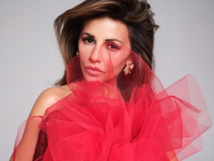 Mónica Cruz llevando uno de sus diseños de Silvia Fernández