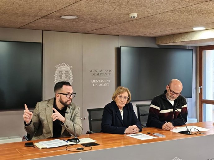 Els portaveus de Compromís, PSPV i EU-Podem en l'Ajuntament d'Alacant, Rafa Mas (e), Ana Barceló (c) i Manolo Copé (d)