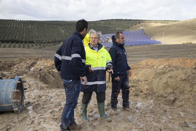 El presidente de la Diputación de Córdoba, Salvador Fuentes (centro), visita los trabajos de reparación de la tubería rota en La Rambla.