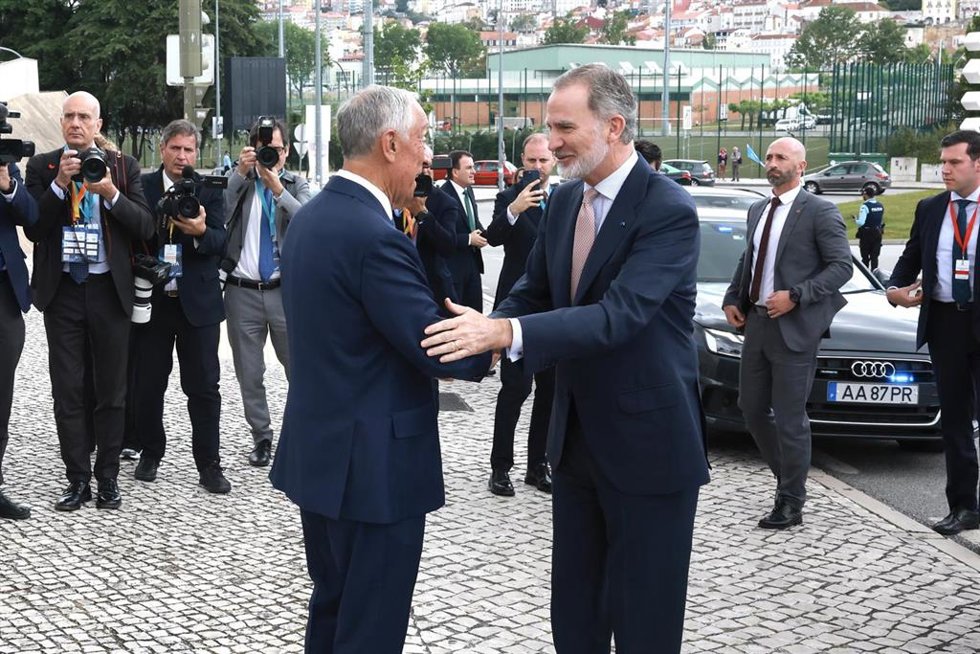 Archivo - El Rey Felipe VI saluda al presidente de Portugal, Marcelo Rebelo de Sousa, a su llegada al foro COTEC Europa en Coimbra
