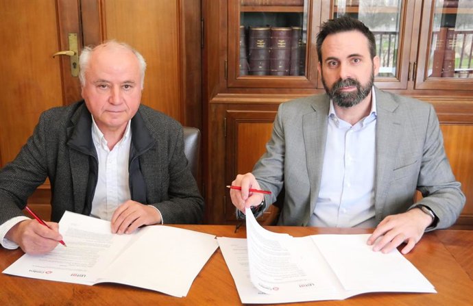 Momento de la firma del acuerdo.