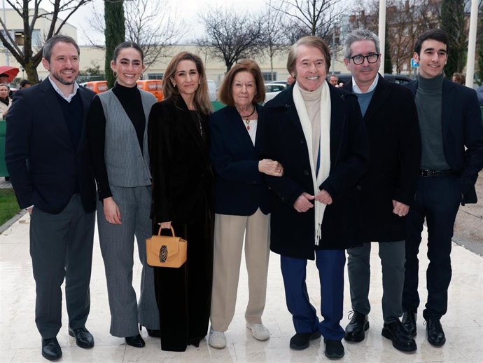 Manuel Martos, Manuela De Arenzana, Alejandra Martos, Natalia Figueroa, Raphael, Jacobo Martos y Carlos Arenzana durante la inauguración del Auditorio Municipal Raphael de Boadilla del Monte
