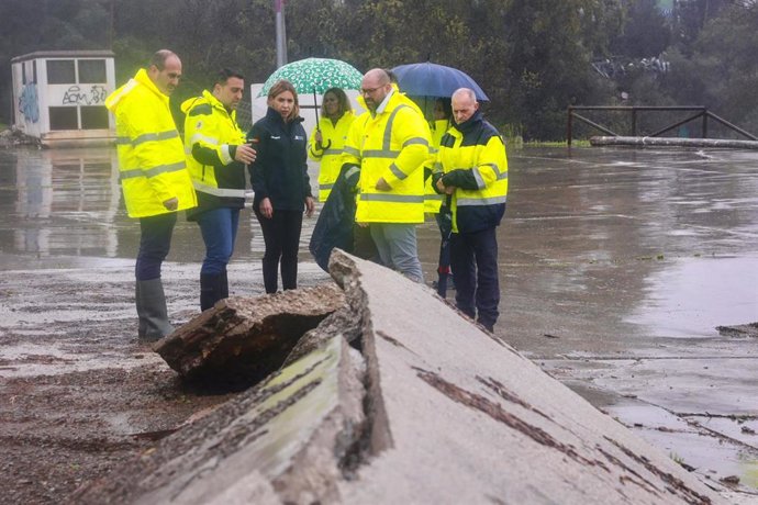  La presidenta de la Diputación de Cádiz, Almudena Martínez, en una visita al municipio de Ubrique para ver junto a su alcalde, Mario Casillas, los desperfectos ocasionados por las borrascas Leonardo y Marta. ARCHIVO.