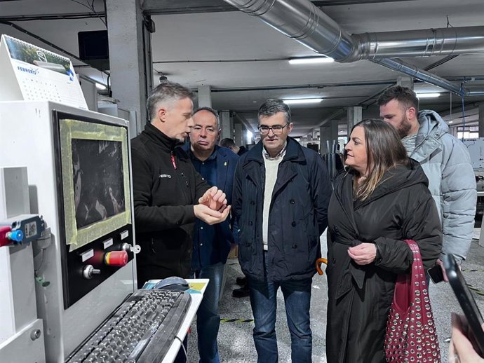 El delegado de Empleo de la Junta en Granada, Javier Martín, en el centro en la imagen junto al alcalde de Huétor Vega, Mario del Paso