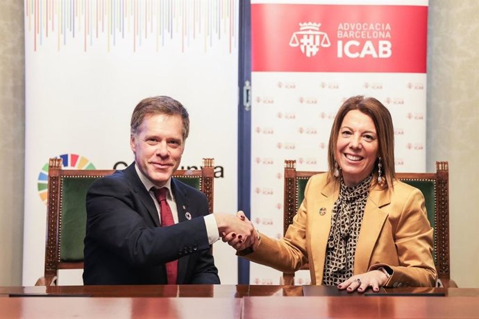 El director del Consell Assessor per al Desenvolupament Sostenible de Catalunya, Arnau Queralt, y la decana del ICAB, Cristina Vallejo.