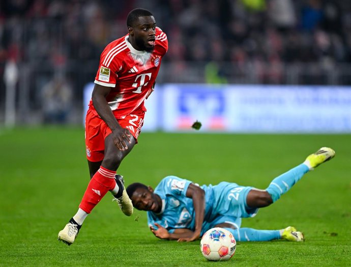 08 February 2026, Bavaria, Munich: Bayern Munich's Dayot Upamecano (L) and Hoffenheim's Bazoumana Toure battle for the ball during the German Bundesliga soccer match between Bayern Munich and TSG 1899 Hoffenheim at the Allianz Arena. Photo: Sven Hoppe/dpa