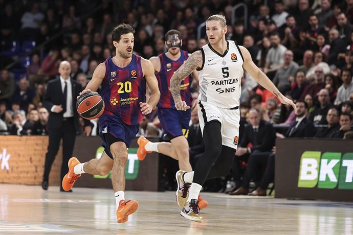 Archivo - Dylan Osetkowski junto a Nico Laprovittola durante el Barça-Partizan de la Euroliga 25-26