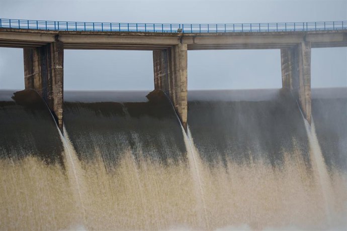 Imagen de la presa del Gergal dentro del término municipal de Guillena (Sevilla) aliviando agua. A 11 de febrero de 2026 en Aznalcóllar, Sevilla (Andalucía, España). 