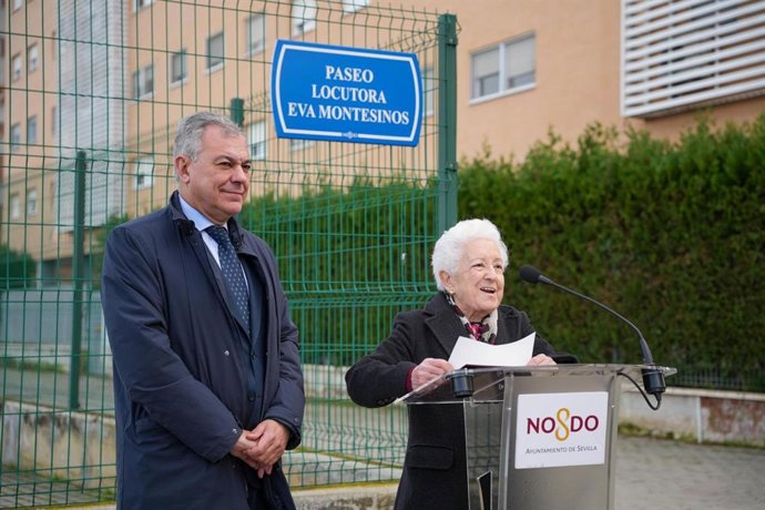 La locutora Eva Montesinos en Sevilla, durante la revelación del rótulo de la calle que llevará su nombre.