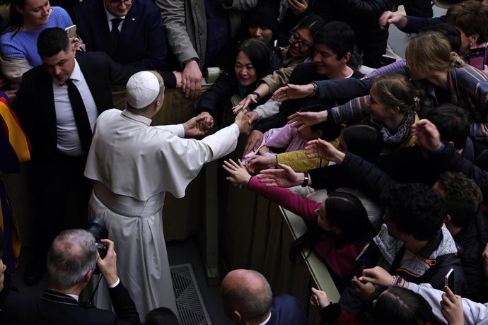 El Papa saluda a un grupo de fieles.