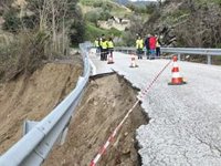 La Junta corta la A-333 a la altura de Iznájar (Córdoba) por desprendimientos y salto de agua