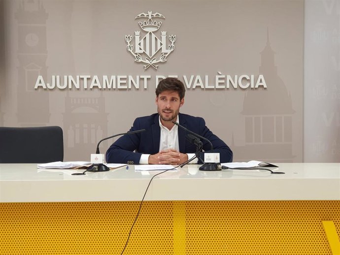 Archivo - El portavoz del equipo de gobierno del Ayuntamiento de València, Juan Carlos Caballero, en una rueda de prensa posterior a una Junta de Gobierno Local.