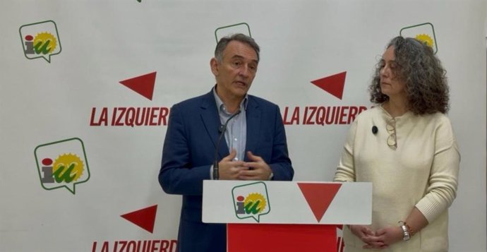 Enrique Santiago interviene, en la sede provincial de IU, junto a Rosa Rodríguez.