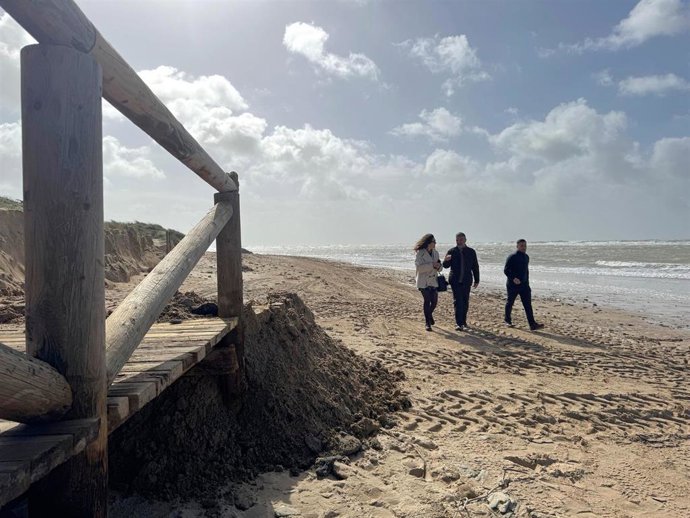 Daños en una playa de Rota tras el paso de los últimos temporales.