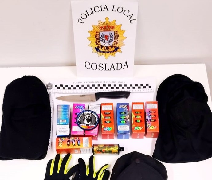 Objetos intervenidos a dos personas detenidas por robos cuchillo en mano en Coslada