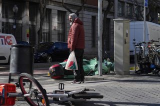 Bicicletes i motos tombades durant el temporal per vent