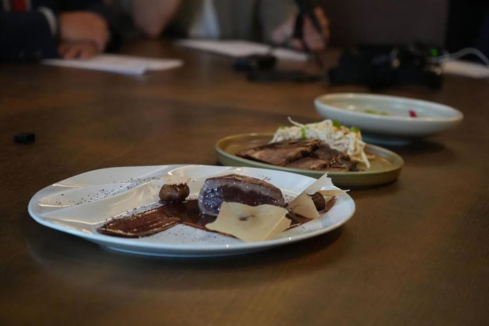 El chef Jesús Segura transforma la alimentación de la época romana en platos actuales con datos sobre la villa romana de Noheda.